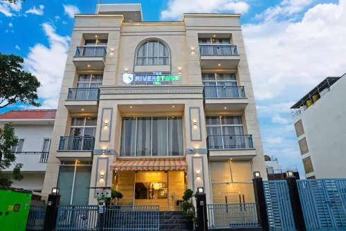 The Riverstone Inn - Near India Expo Centre and Mart - Parkplatz