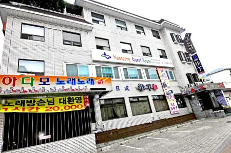Hwaseong Guesthouse Отели рядом с достопримечательностью «Hwaseong Haenggung»