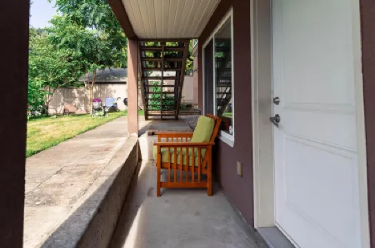 Vancouver Yuelai Guesthouse