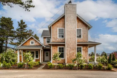 Modern Gearhart Getaway, Walk to Beach and Downtown!