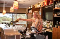 Gateway Hotel and Conference Center - bar