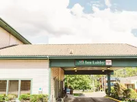Lavissh Inn and Suites ワットコムのホテル