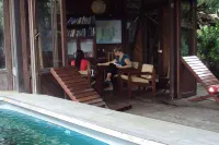 Bukit Raya Guesthouse - piscina