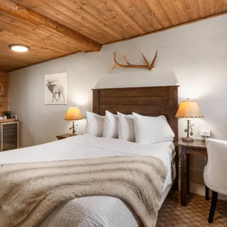 Elkhorn Cabins and Inn