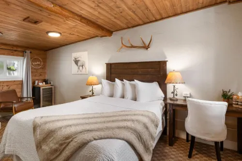 Elkhorn Cabins and Inn - parking
