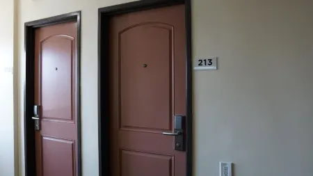 Holly Crest Hotel - Los Angeles, LAX Airport Отели рядом с достопримечательностью «Ла Брея Тар Питс & Музеум»