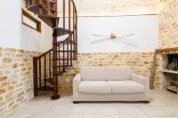 Sea front historic house in the heart of old town, inside torrione aragonese 지오비나조 호텔