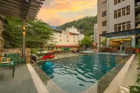 The Oversleep Catba Hostel & Pool Bar - Pools