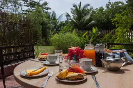 L'Hirondelle Self Catering Guest House Отели в г. Праслин-Айленд