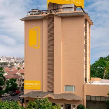 BloomSuites l Ahmedabad Отели рядом с достопримечательностью «Торговый центр Alpha One»