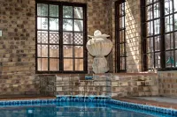 Mereke Manor - مسبح