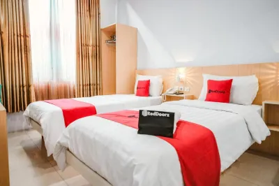 RedDoorz Premium @ Hotel T-ONE Jambi Hotel dekat Masjid Rahmatullah, Simpang Kapuk