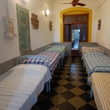 Hostel Vasantashram CST Mumbai, Free Wifi with 1940s Retro Vibe
