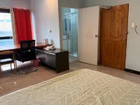 Studio Sleeps 2 with Free Parking