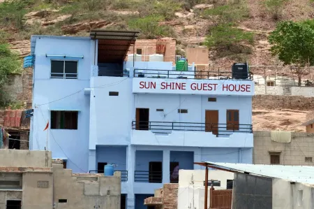 Sunshine Guest House & Restaurant ( Jodhpur) Отели рядом с достопримечательностью «Ghanta Ghar Jodhpur»