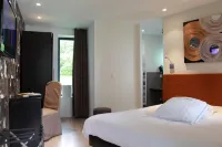 La Ferme Blanche, the Originals Relais Hotels in Englos