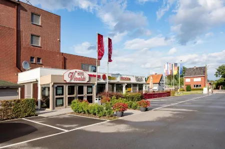 Vivaldi Hotel Отели рядом с достопримечательностью «AVEVE»