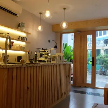Half Coffee N Dorm Отели рядом с достопримечательностью «Куан-Бинь-Тхань»