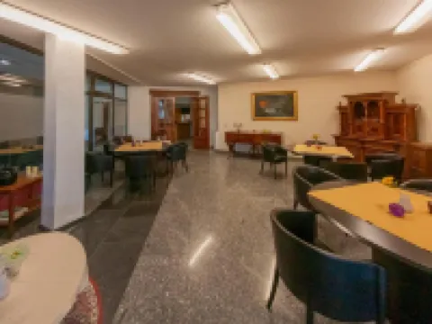 West Hotel an der Sächsischen Weinstrasse ラーデボイルのホテル