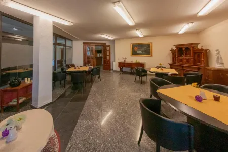 West Hotel an der Sächsischen Weinstrasse Отели в г. Радебойль