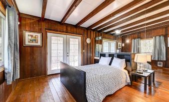 Pet-Friendly Grants Pass Home with Hot Tub!