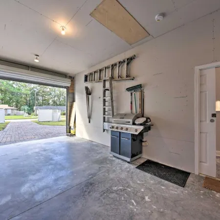 4 Mi to Jax! Quiet, Pet-Friendly Northside Studio