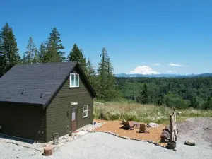 Stunning Mt Rainier Views!Tahoma Ridge Cottage
