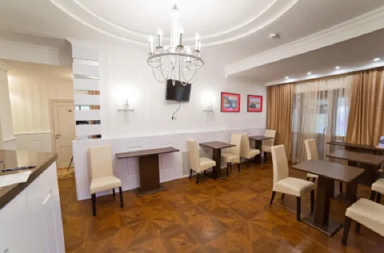 Отель Версаль Отели рядом с достопримечательностью «Монумент Байтерек»