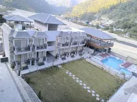 Amritara Chakra River Resort (Closest Luxury Resort to Neelkanth Temple) - piscina
