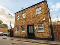 Albert Arms Hotels in Esher