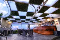 Platinum Adisucipto Hotel & Conference Center - bar