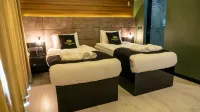 Crown Salamis Suites - parkir