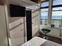 Forth Bay Guest House Отели в г. 
