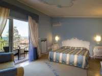 Hotel Serenella Hotels near البلدة القديمة