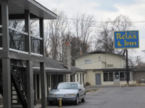 โรงแรมรอยัล รีแล็กซ์ อินน์ โรงแรมในSt. Clair County