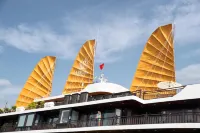 La Regina Legend Cruise Hotels near Bãi tắm