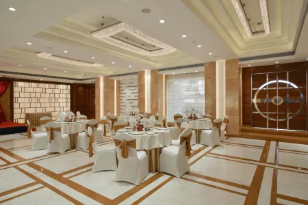 Krishna Palace Hotel Отели рядом с достопримечательностью «Серай Мангров Парк»