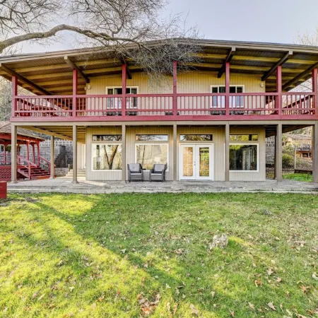 Pet-Friendly Grants Pass Home w/ Hot Tub!