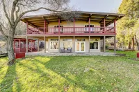 Pet-Friendly Grants Pass Home w/ Hot Tub! - مطابخ