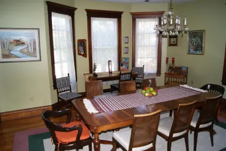 Ye Olde Walkerville Bed & Breakfast Отели в г. Виндзор