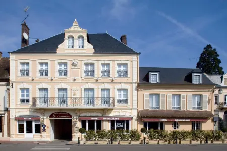 Hotel du Saumon, Verneuil Sur Avre Отели в г. Гурне-ле-Герэн