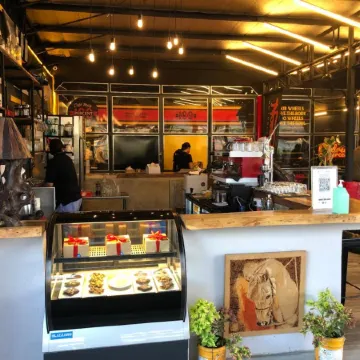 100% Cafe Moto Hostel