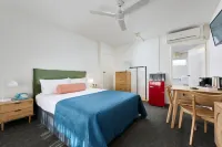 Baileys Parkside Motel by VetroBlu