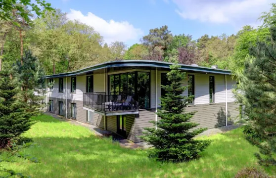 精品酒店床與樹林