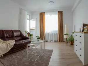 Solomon Apartments Ap 4