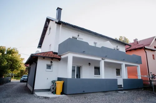 House Karakas - parkir