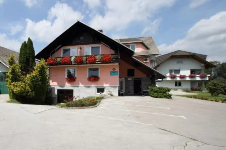 Rooms & Apartments Jana Отели в г. Амброж-под-Крвавцем