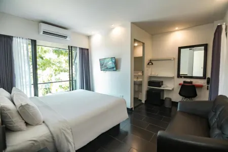 iSilver Hotel Отели рядом с достопримечательностью «Mr. Whisky Jungle Trek»