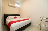RedDoorz at Fella Homestay Medan فنادق في East Medan