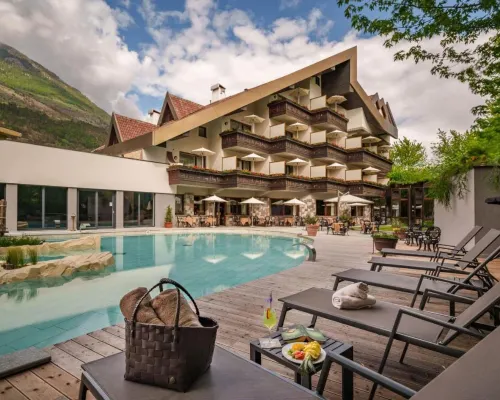 Hotel Vier Jahreszeiten Hotels in Silandro